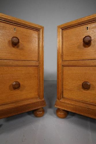 PAIR OF HEALS ANTIQUE OAK BEDSIDE CHESTS - ADDITIONAL PHOTO 3