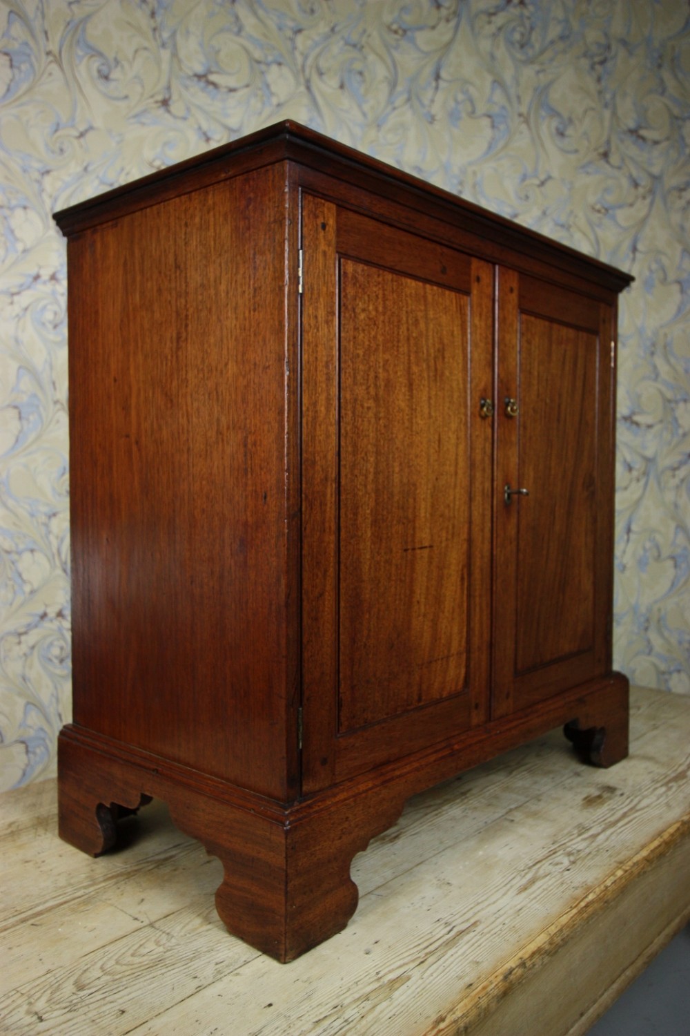 Georgian Antique Mahogany Cabinet.