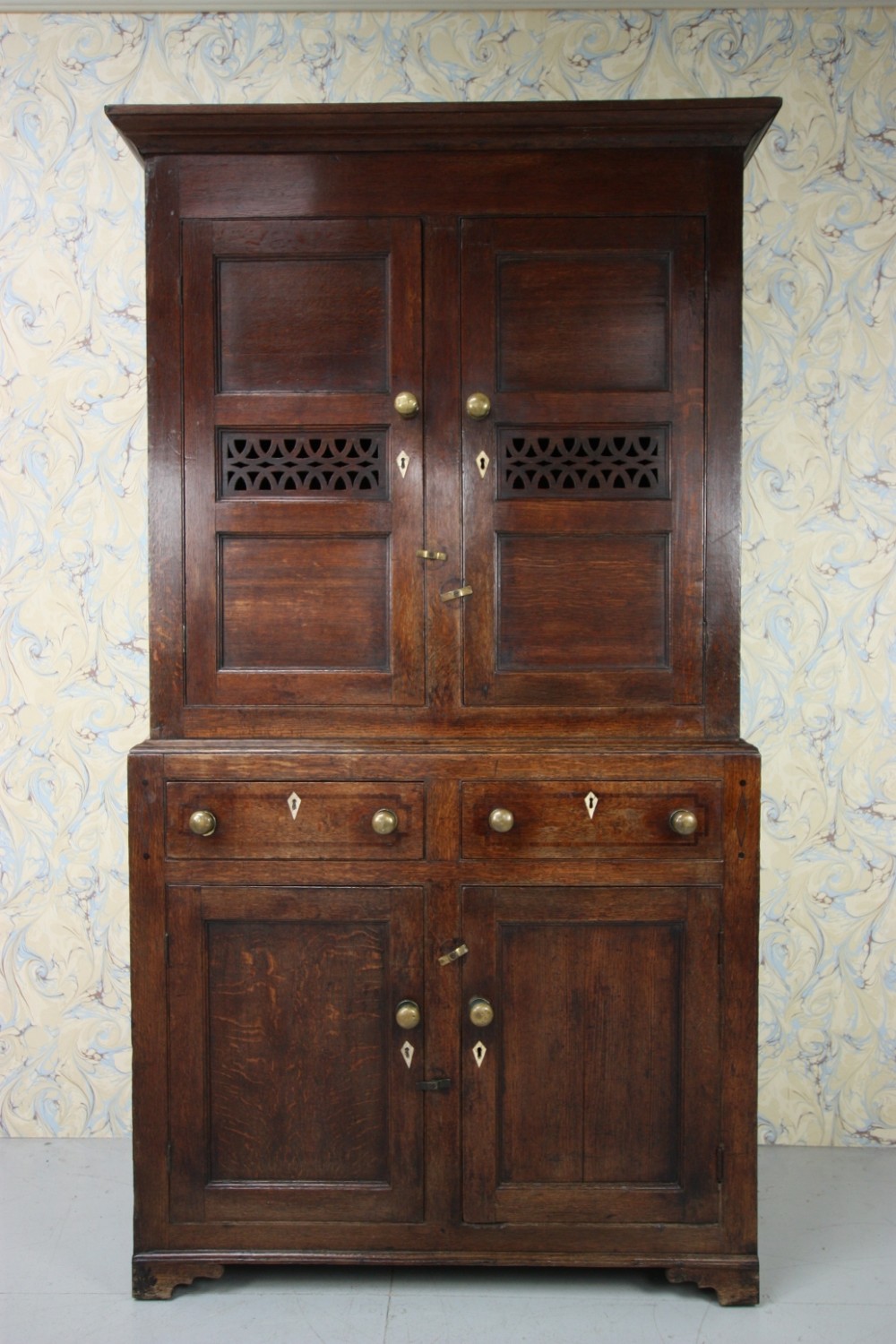 Beautiful Welsh Antique Bread & Cheese Oak Cupboard.