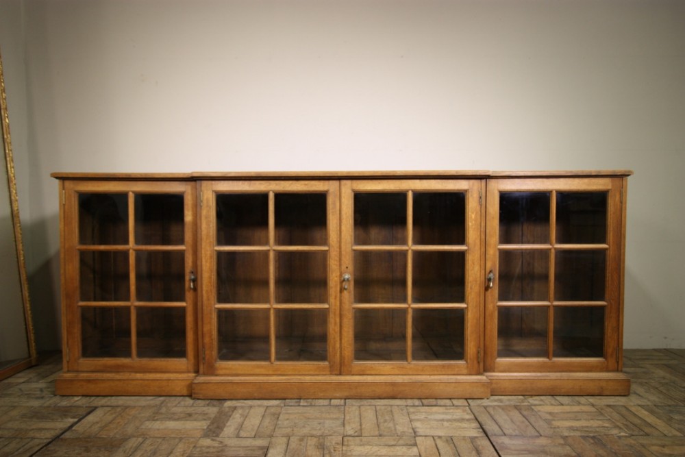 Large 19th Century Antique Oak Break Fronted Bookcase.