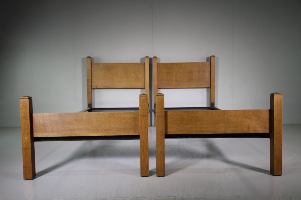 Pair of English Edwardian Antique Oak Single Beds