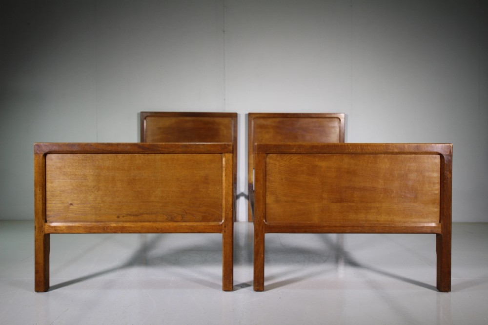 Superb Quality Pair of Single Antique Oak Beds by Gordon Russell