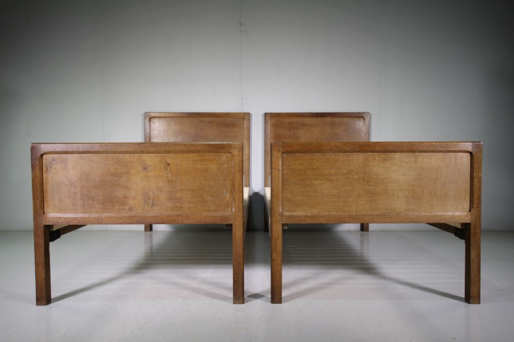 Superb Quality Pair of Single Antique Oak Beds by Gordon Russell