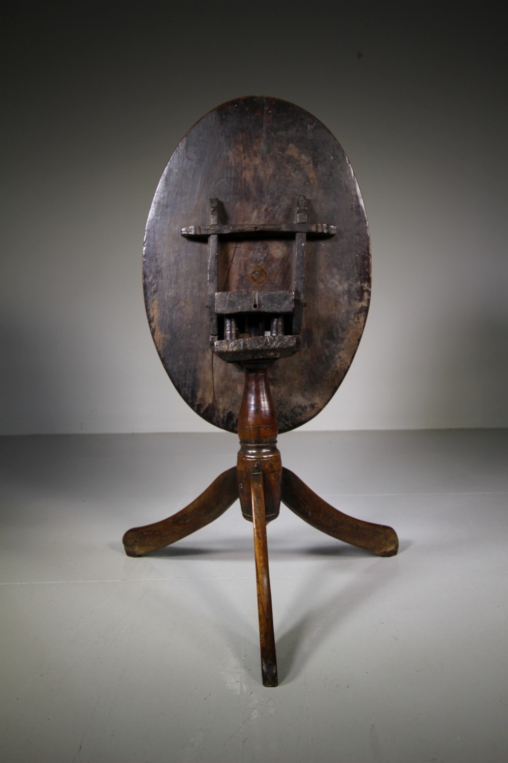 Primitive Welsh Oval 18th Century Yew Wood Tripod Table