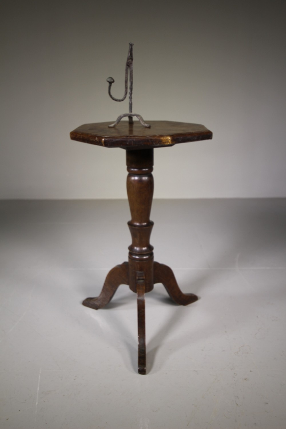 Early 19th Century Welsh Antique Oak Tripod Table