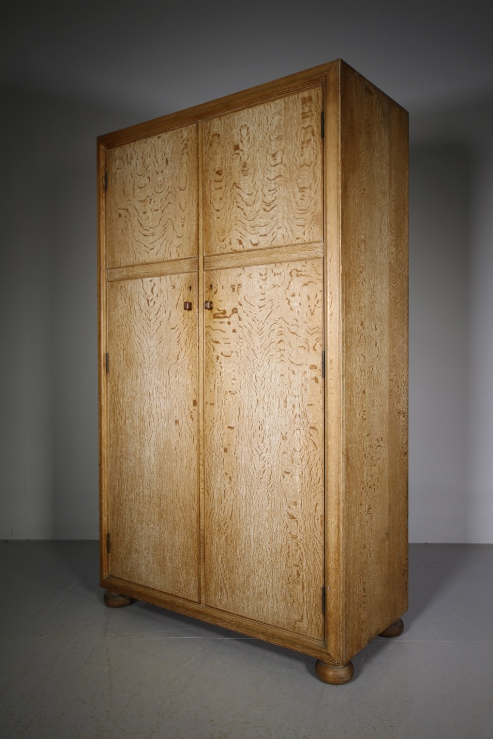 Quality Heals Buttery Hutch Range Antique Oak Wardrobe