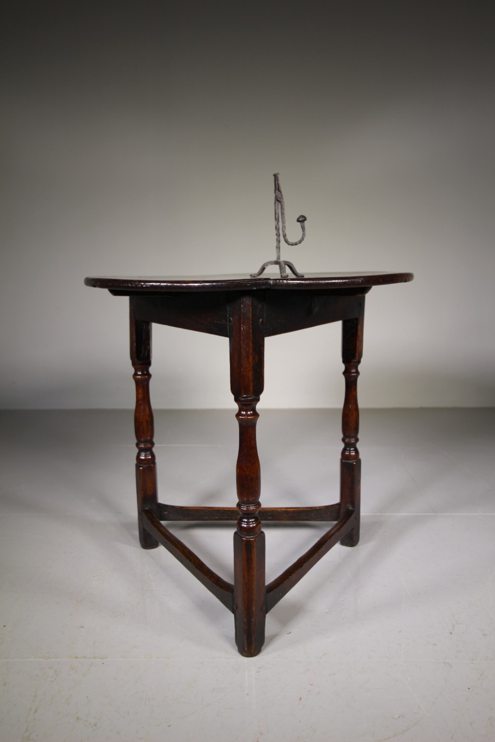English 17th Century Antique Oak Cricket Table