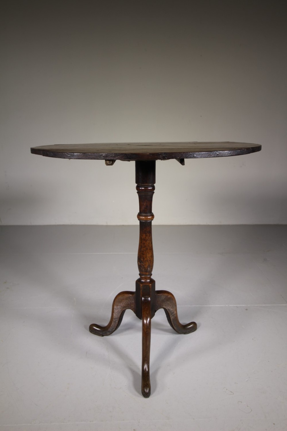 Early Georgian Antique Oak Oval Tripod Table