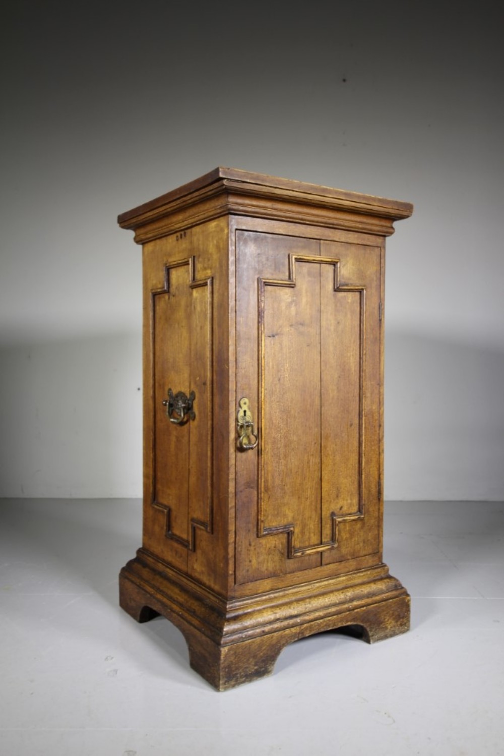 Georgian Antique Oak Column Cupboard
