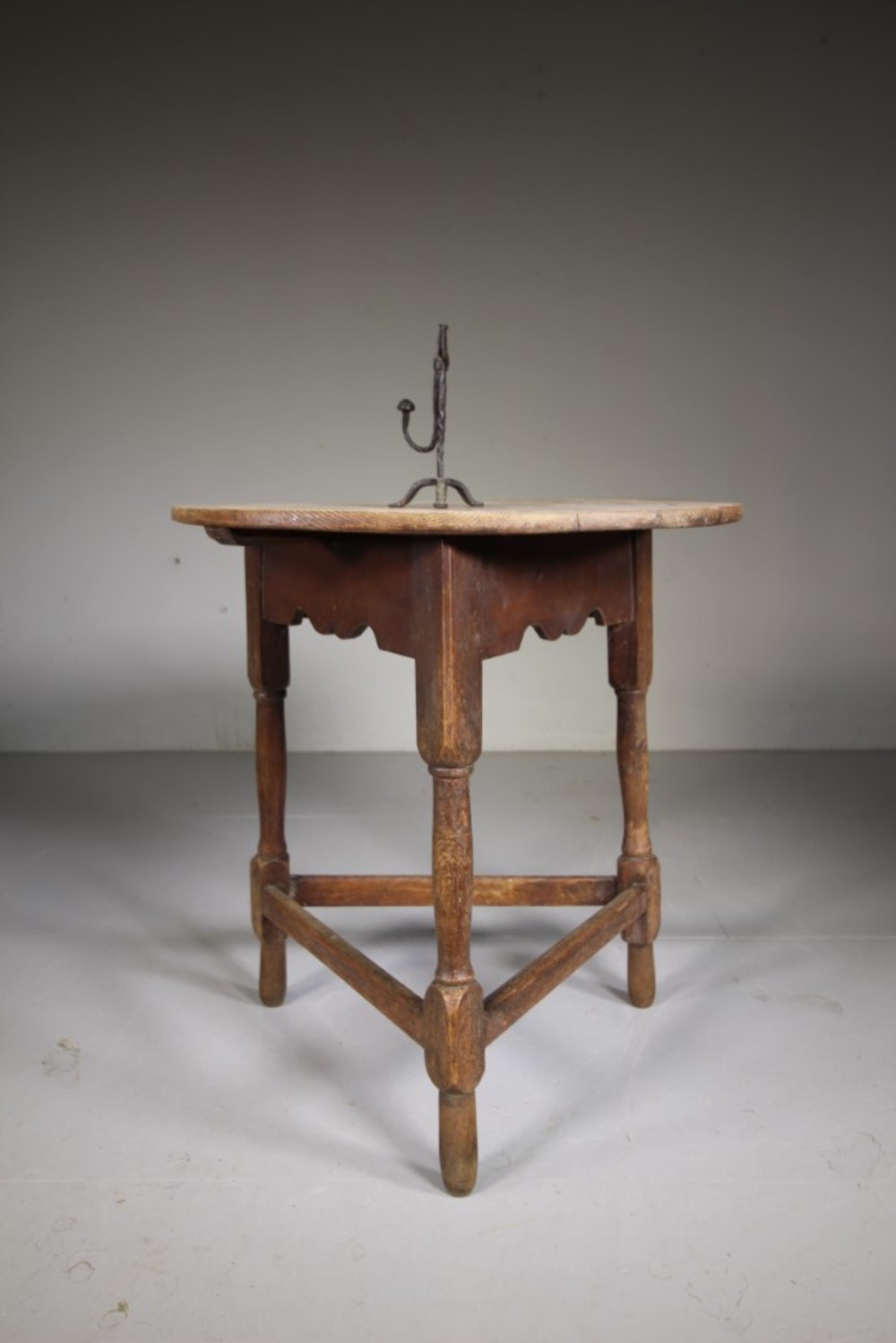 
Beautiful Georgian Antique Fruit Wood Cricket Table