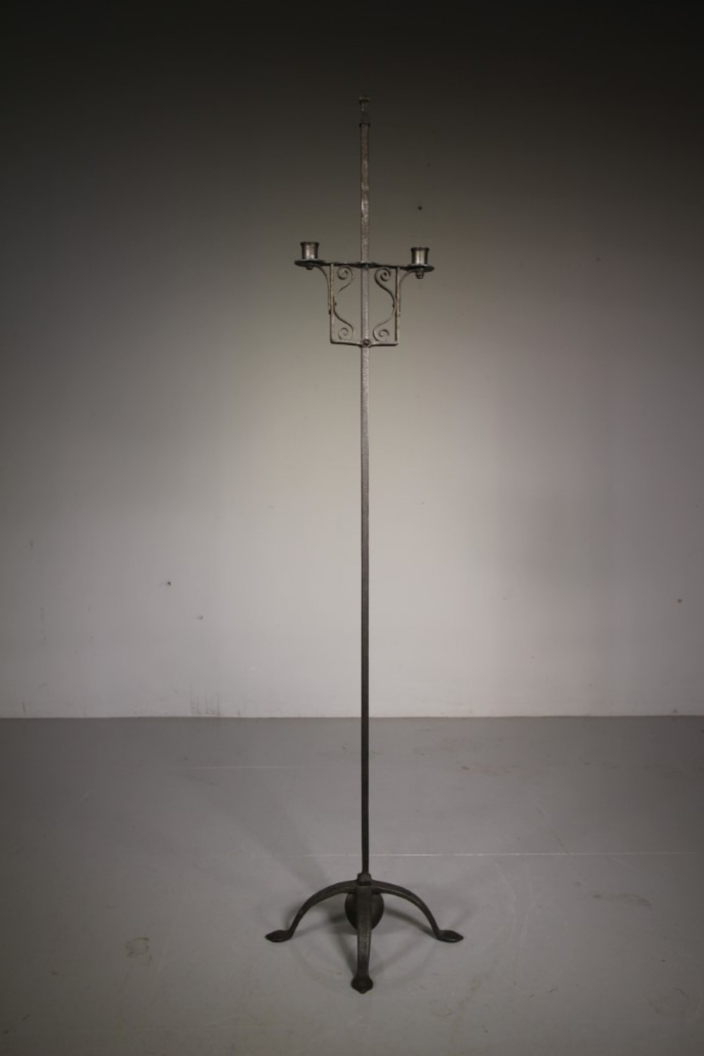 Super Quality Arts & Crafts Antique Iron Double Candle Stand
