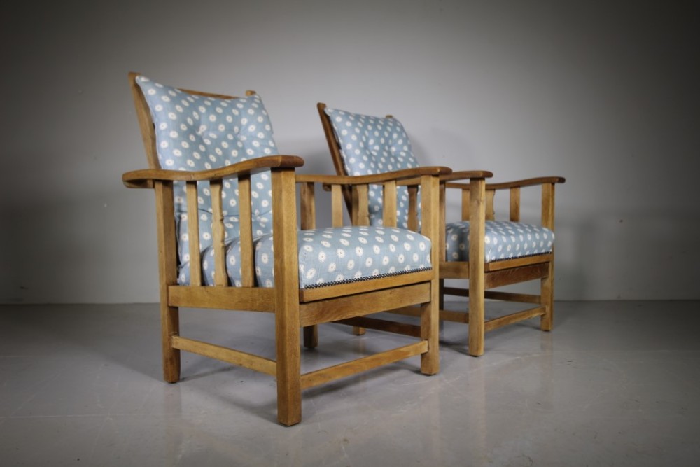Pair of English Edwardian Oak Reclining Antique Armchairs
