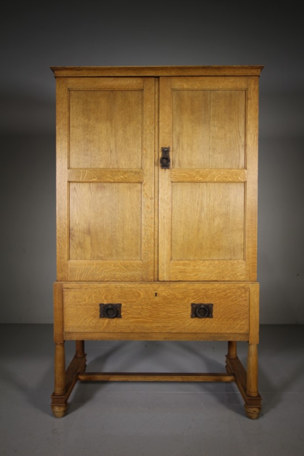 
Fabulous Rare Heals Early Antique Oak Gentlemans Wardrobe