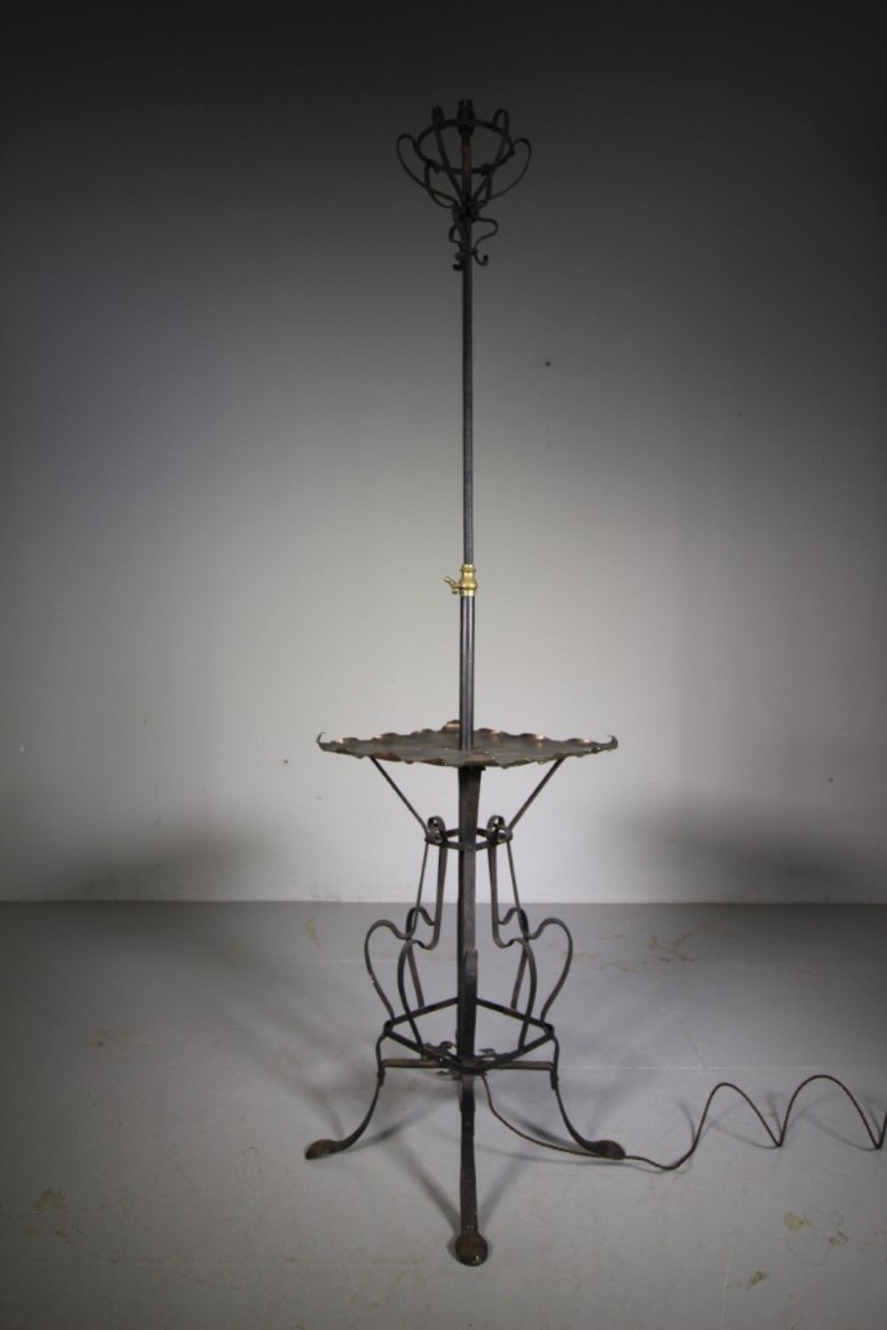English Arts & Crafts Antique Floor Lamp with Copper Tray