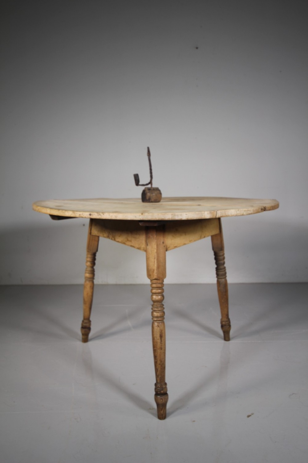 Large Georgian English Antique Sycamore Cricket Dining Table 