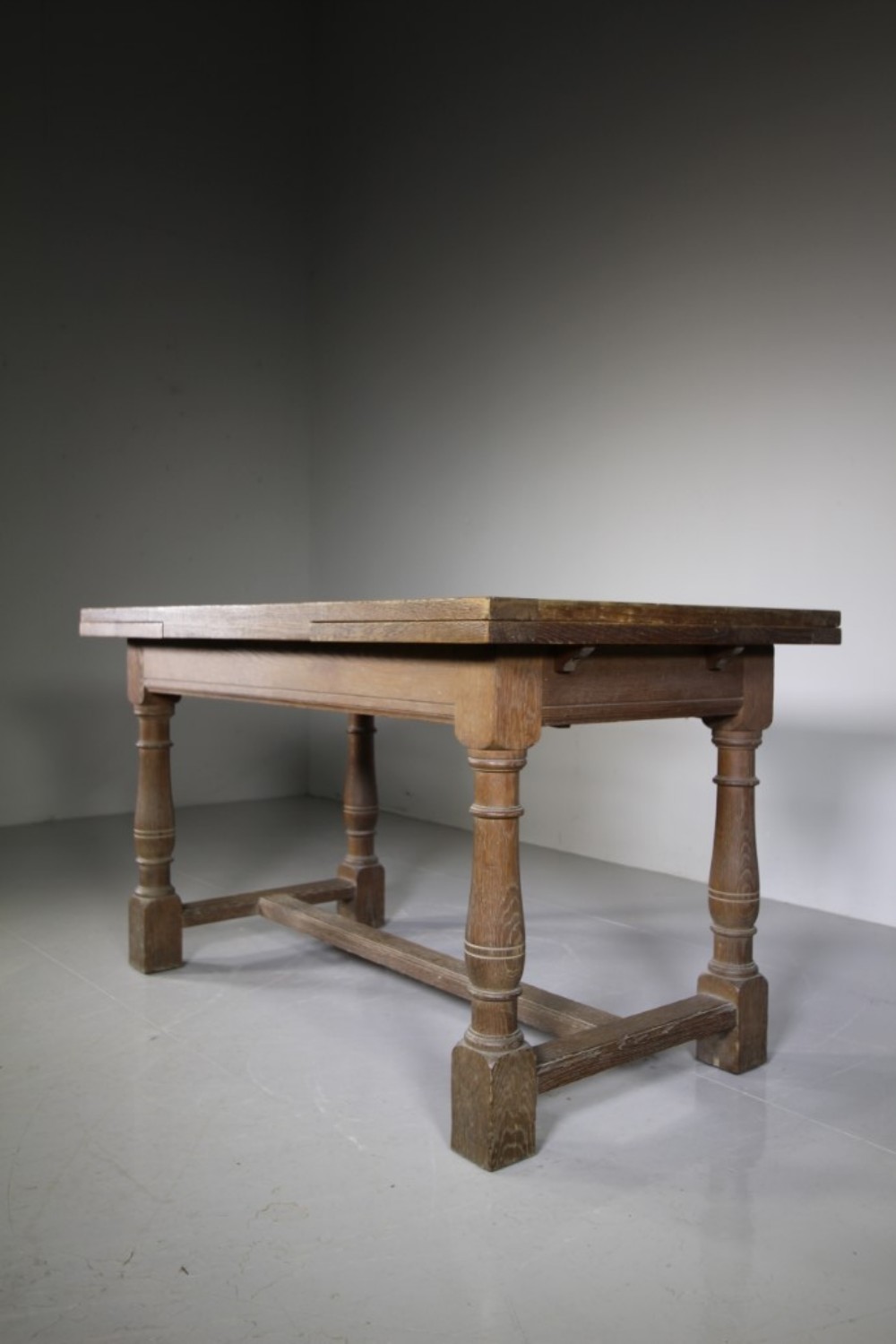 Heals of London Extending 1920’s Oak Dining Table-Model No 24