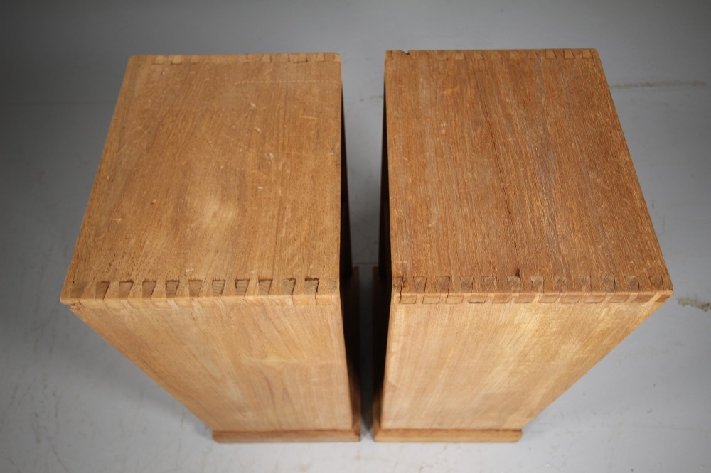 A pair of 1930s light teak open-shelf bedside cabinets featuring box-jointed top corners and simple plinth bases. View V