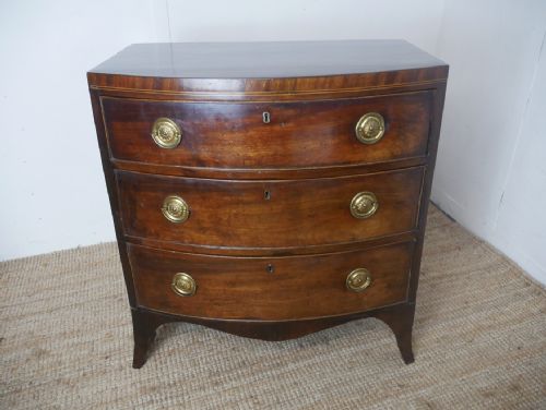 Small 18thc Bow Chest of Drawers
