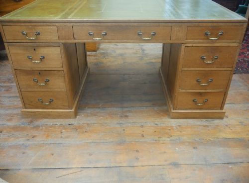 1900s Oak Kneehole Desk