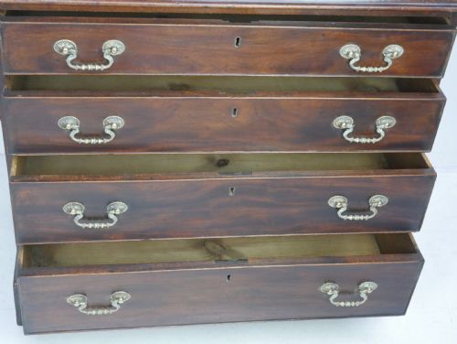 A SMALL GEORGIAN MAHOGANY CHEST OF DRAWERS - ADDITIONAL PHOTO 2