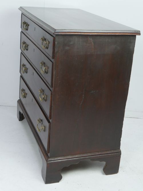 A SMALL GEORGIAN MAHOGANY CHEST OF DRAWERS - ADDITIONAL PHOTO 4