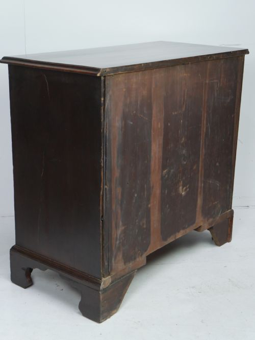 A SMALL GEORGIAN MAHOGANY CHEST OF DRAWERS - ADDITIONAL PHOTO 5