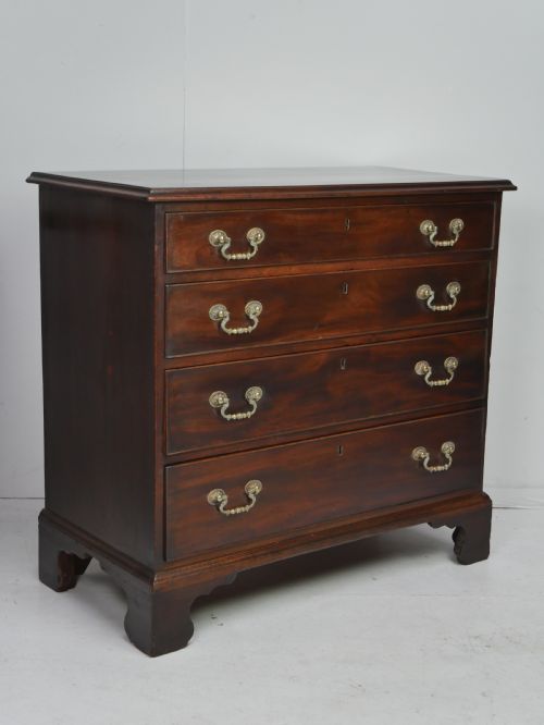 A SMALL GEORGIAN MAHOGANY CHEST OF DRAWERS - ADDITIONAL PHOTO 7