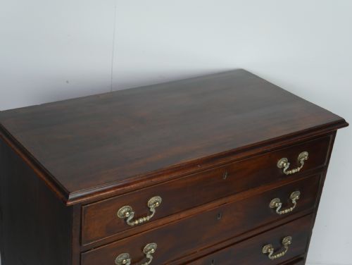 A SMALL GEORGIAN MAHOGANY CHEST OF DRAWERS - ADDITIONAL PHOTO 8