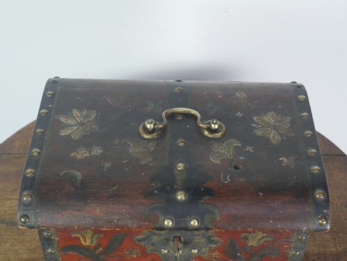 SMALL SCANDINAVIAN PAINTED BOX - ADDITIONAL PHOTO 1