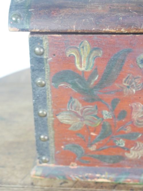 SMALL SCANDINAVIAN PAINTED BOX - ADDITIONAL PHOTO 2