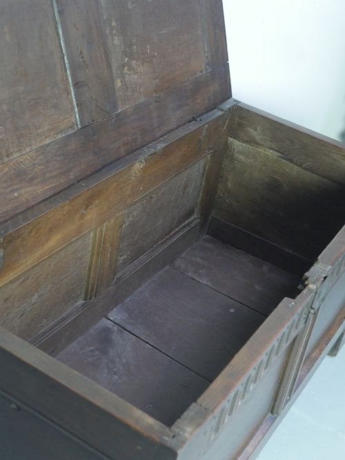 ENGLISH 1700S OAK COFFER - ADDITIONAL PHOTO 4