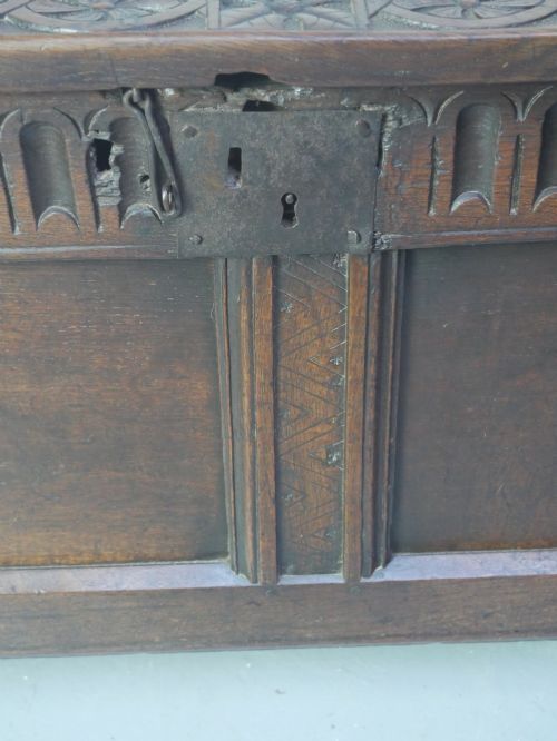 ENGLISH 1700S OAK COFFER - ADDITIONAL PHOTO 5