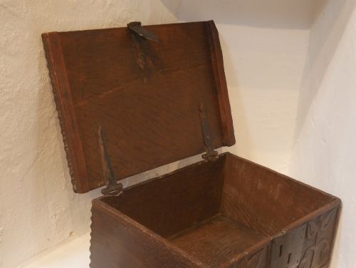 EARLY ENGLISH OAK BOX 44CM WIDE - ADDITIONAL PHOTO 6