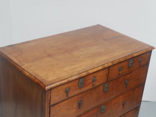 EARLY 18TH CENTURY WALNUT CHEST OF DRAWERS - ADDITIONAL PHOTO 4