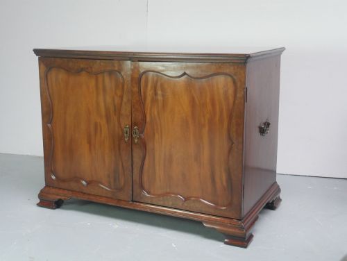 LOW GEORGIAN LINEN CUPBOARD