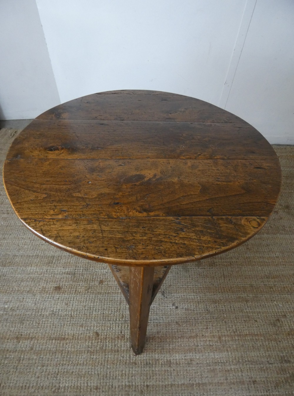 English Elm Cricket Table View II