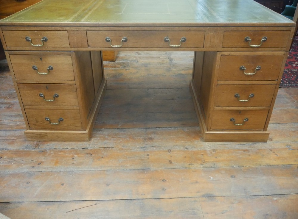 1900s Oak Kneehole Desk