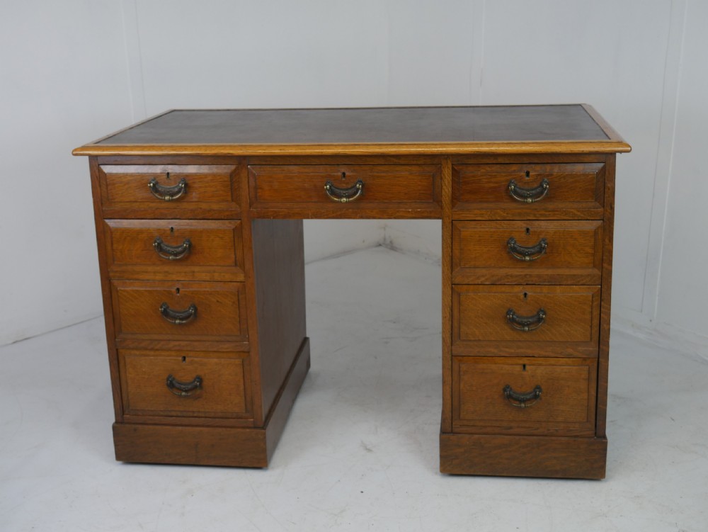 19thC Oak Kneehole Desk