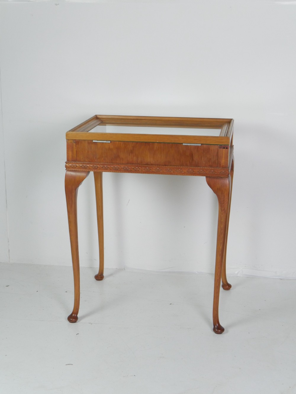 Oak Bijouterie Display Table View V