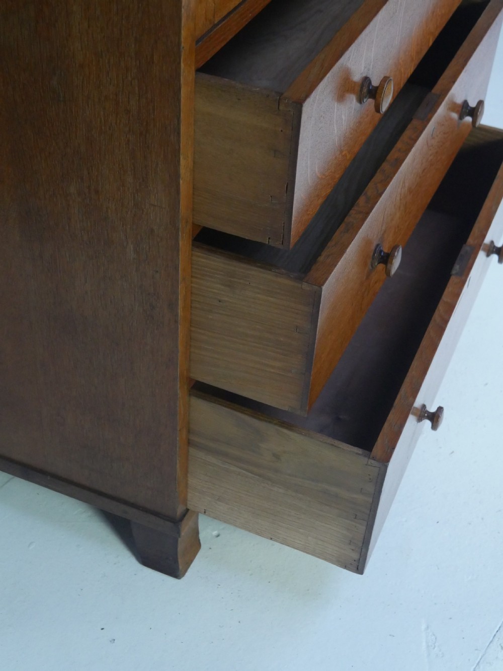 Oak chest View VIII