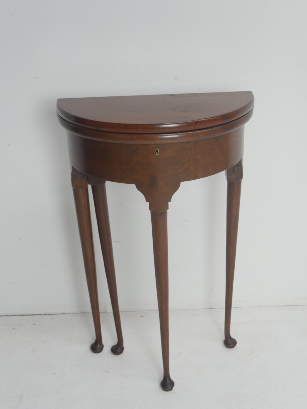 Small Lamp Table View V