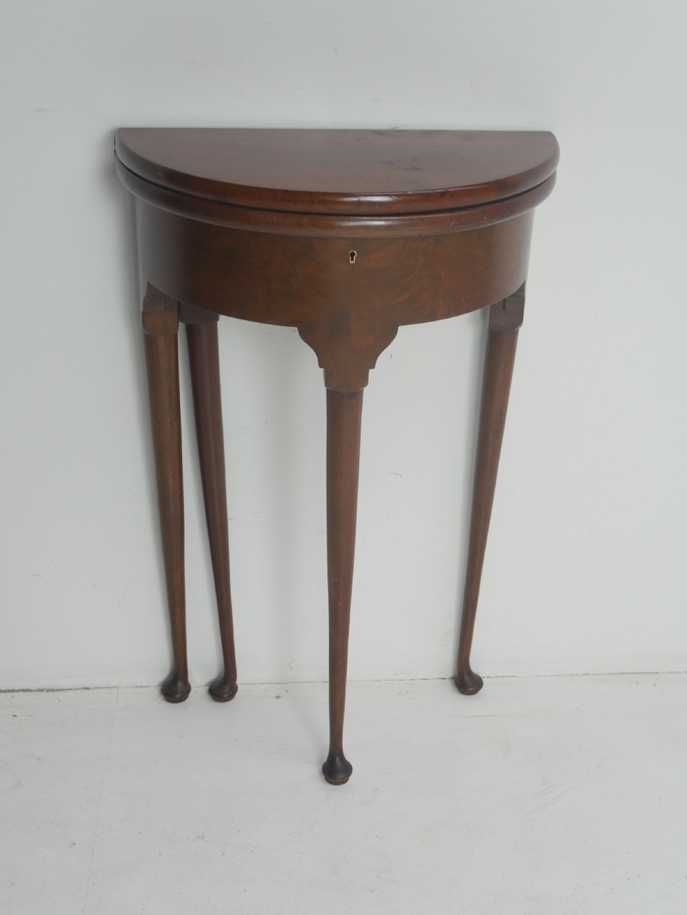 Small Lamp Table View VIII