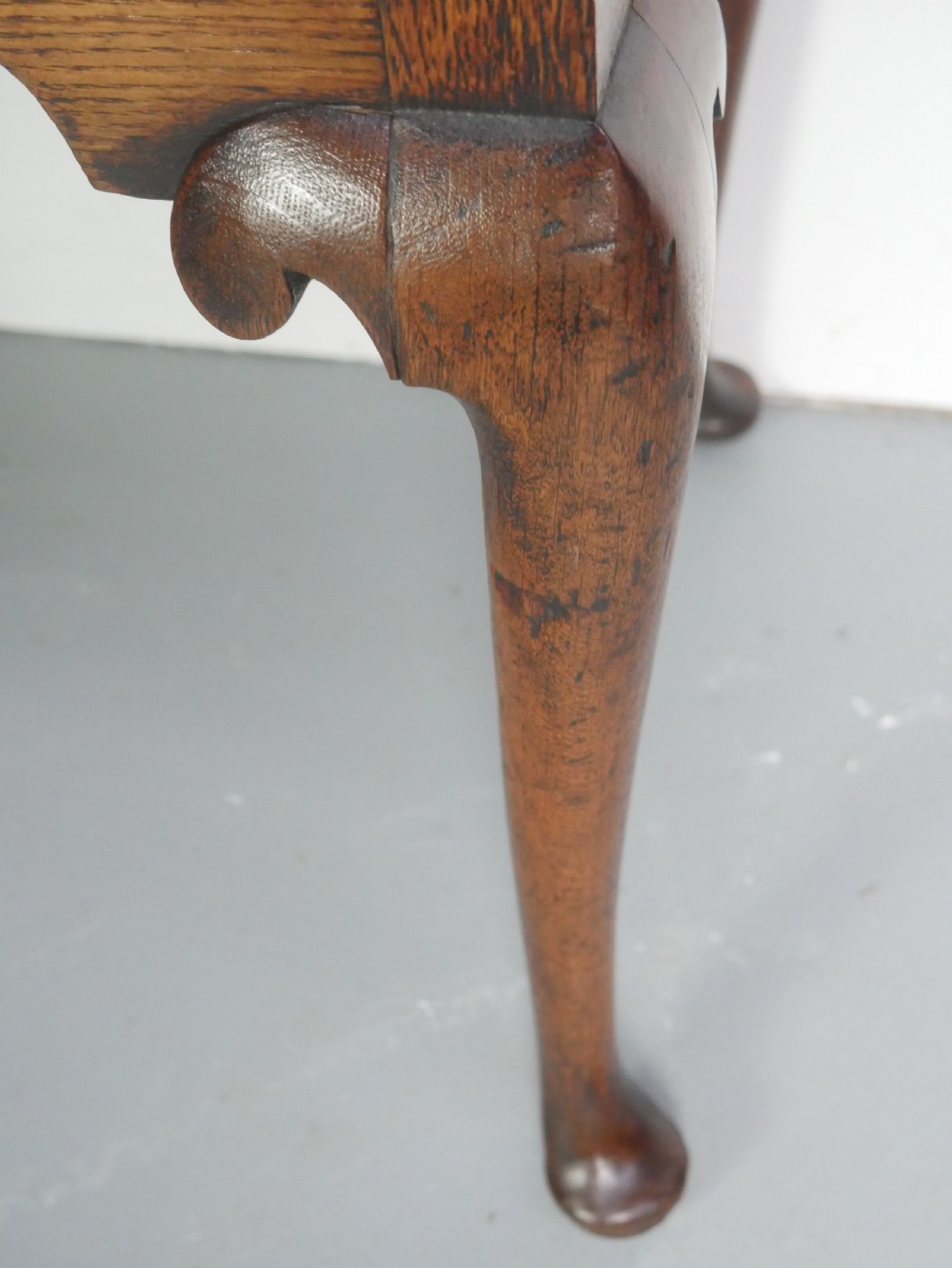An eighteenth-century Georgian oak lowboy table featuring three drawers with brass handles, a shaped apron, and four cabriole legs ending in pad feet. View VIII