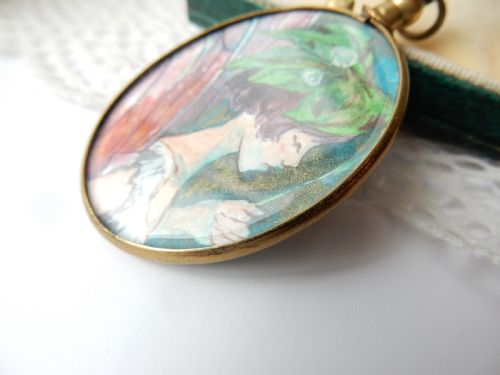 ANTIQUE GLASS LOCKET DEPICTING PAINTED PORTRAIT OF A FAIRY - ADDITIONAL PHOTO 2
