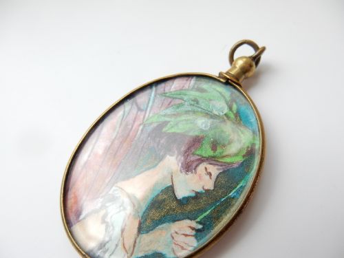 ANTIQUE GLASS LOCKET DEPICTING PAINTED PORTRAIT OF A FAIRY - ADDITIONAL PHOTO 3