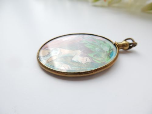ANTIQUE GLASS LOCKET DEPICTING PAINTED PORTRAIT OF A FAIRY - ADDITIONAL PHOTO 4