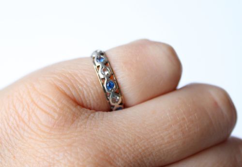 VINTAGE 9CT WHITE GOLD SAPPHIRE BAND - ADDITIONAL PHOTO 5