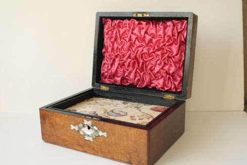 ANTIQUE WALNUT MULTI RING JEWELERY BOX WITH PEARL INLAY - ADDITIONAL PHOTO 4