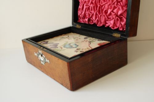 ANTIQUE WALNUT MULTI RING JEWELERY BOX WITH PEARL INLAY - ADDITIONAL PHOTO 5