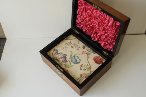 ANTIQUE WALNUT MULTI RING JEWELERY BOX WITH PEARL INLAY - ADDITIONAL PHOTO 6